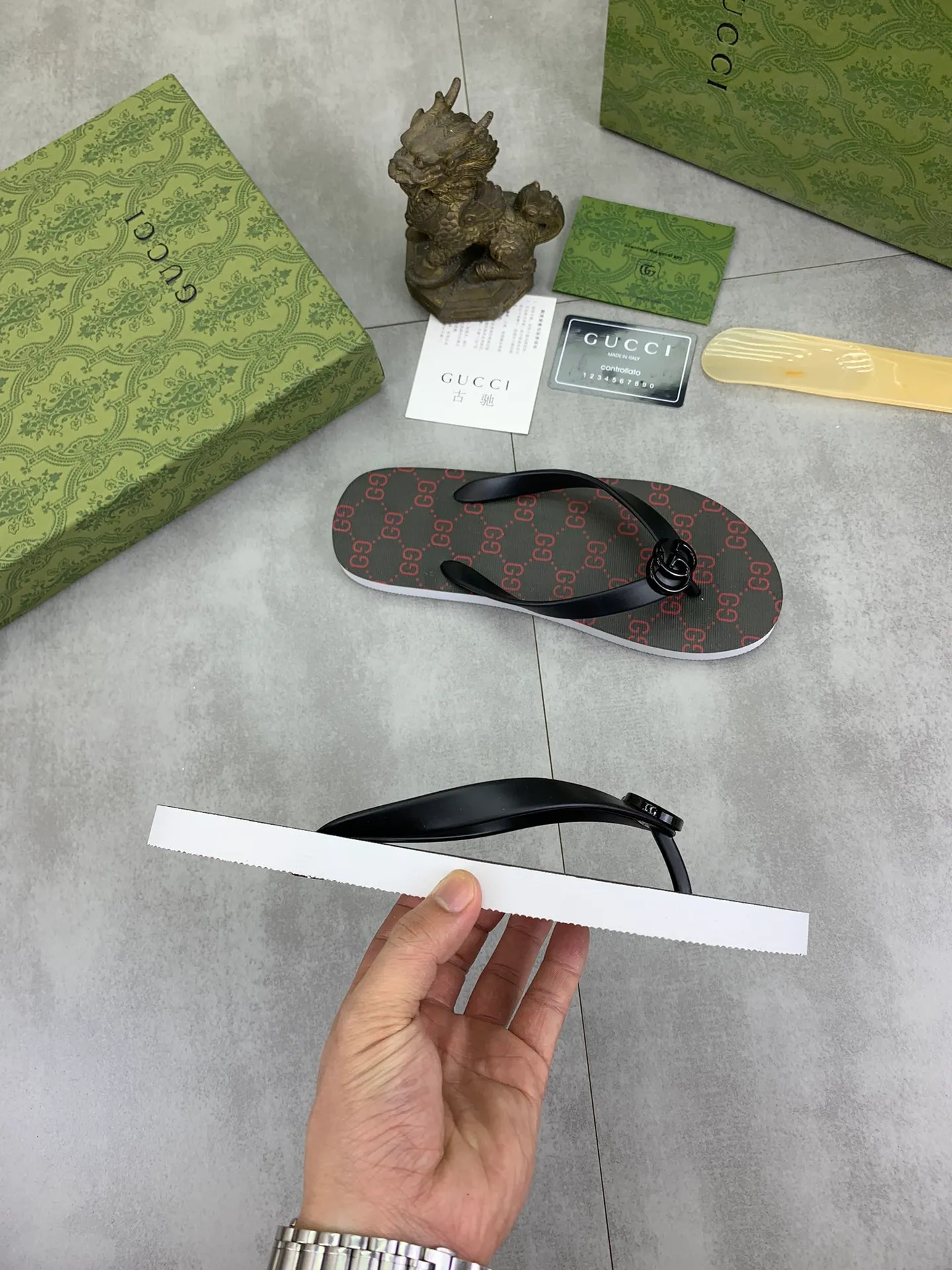 Men's men's shoes 💰P220💰【New style】🆘【GUCCI】Official website's popular Gucci adult couple 🧑‍🤝‍🧑 style, children's flip-flops are on sale at the counter simultaneously! Original fabric imported from Italy. Original bottom provided by the original factory. Size: Adult 36-45. Children’s size: 30-37. Multiple colors available.